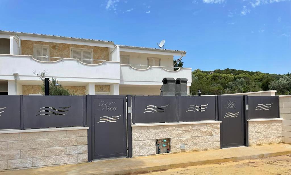 Residence Le Maree Porto Pino Eksteriør billede